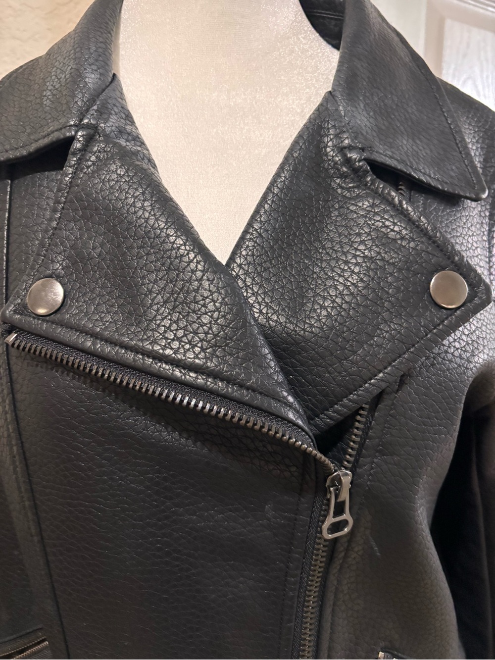 Women's Black Faux Leather Moto Jacket with Zip Detailing.never worn - Picture 2 of 8